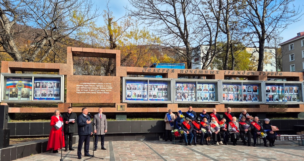 Глава города Евгений Беляев: Почётные граждане и обладатели знака «За заслуги перед городом» являются настоящим примером самоотдачи, служения и верности делу