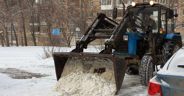 В Ижевске началась механизированная уборка снега на придомовых территориях