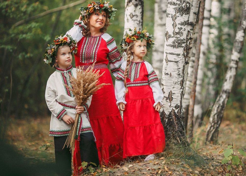 Мама и дети в национальных костюмах фотоконкурс
