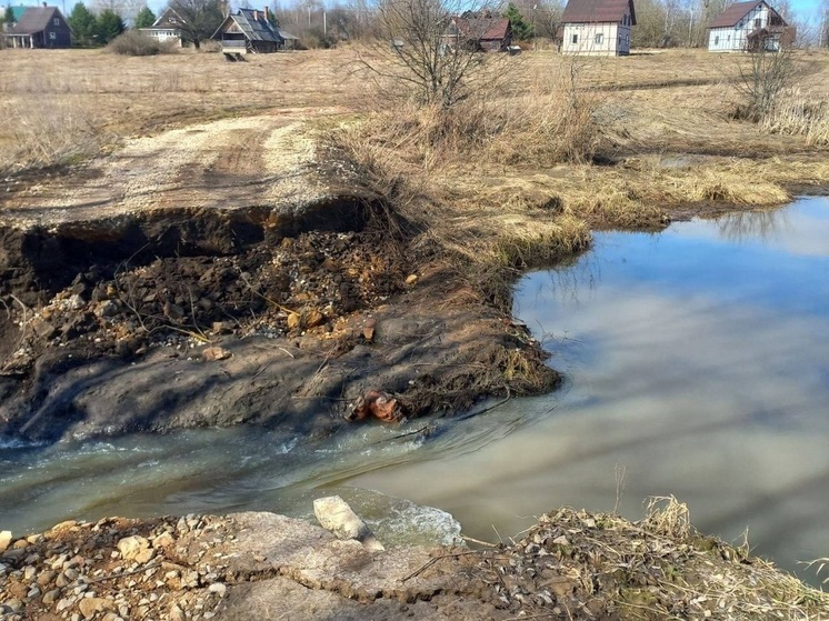Водой разрушило единственную дорогу к деревне Светлицы в Калужской области