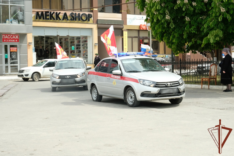 В Дагестане росгвардейцы провели автопробег ко Дню Победы и юбилею ведомства