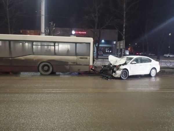 Автоледи врезалась в липецкий автобус