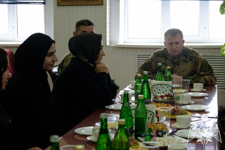 Командир махачкалинского соединения Росгвардии поздравил матерей и вдов погибших росгвардейцев с Днем матери