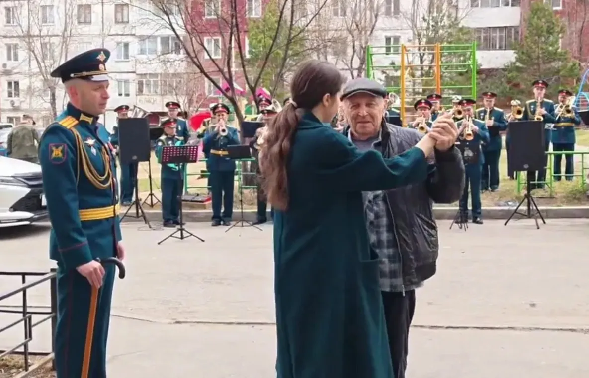 Военный оркестр в Хабаровске поздравил 96-летнего труженика тыла с 9 Мая