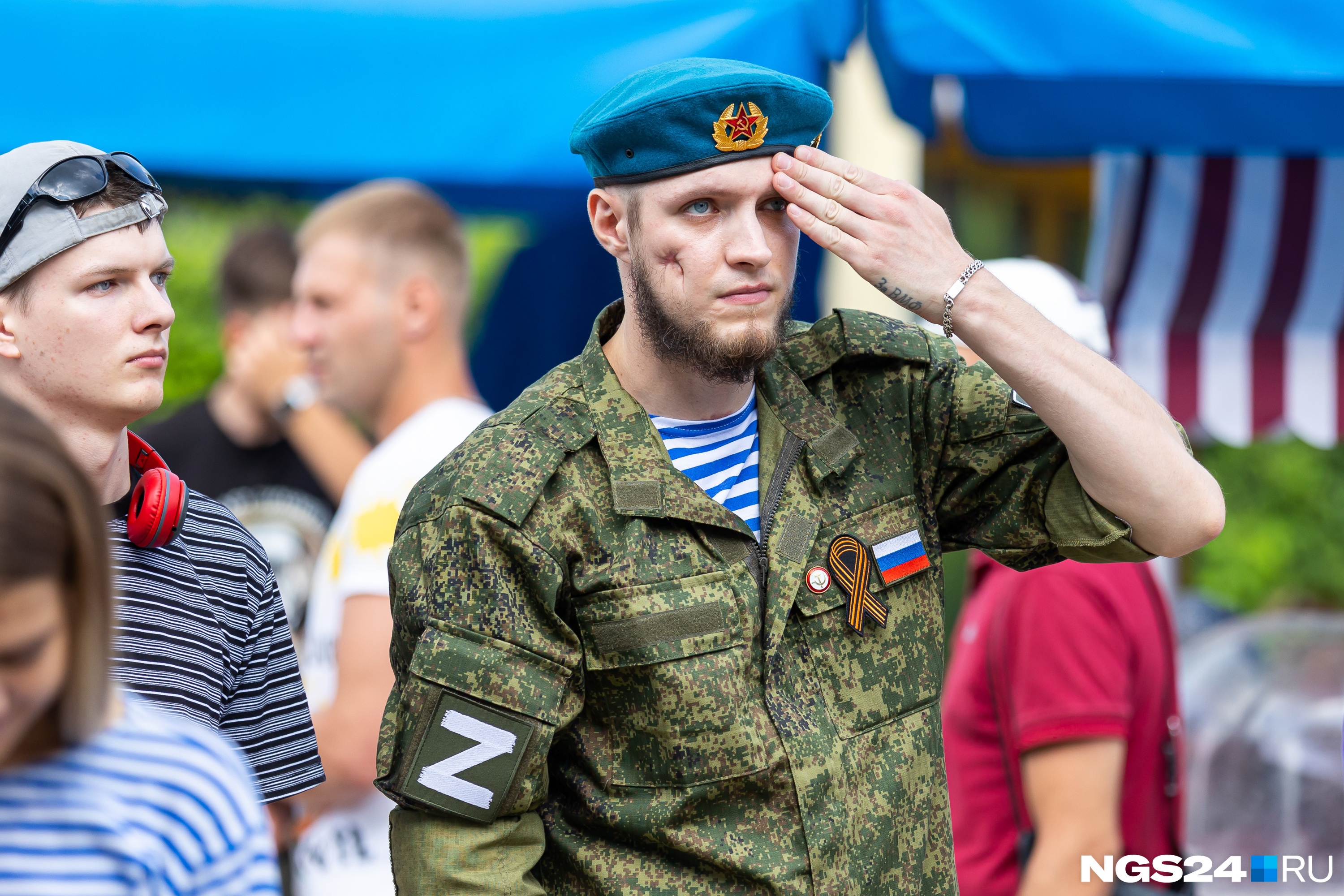 На скамейке возле дома голубые береты