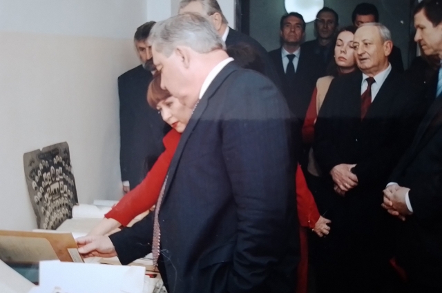 Губернатор Омской области Л.К. Полежаев пришёл на новоселье в Исторический архив.