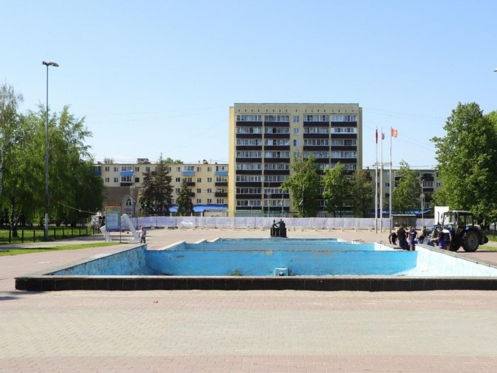 Новые клумбы, скамейки и фонтан: в Воскресенске начали благоустраивать площадь у ЛДС «Химик»