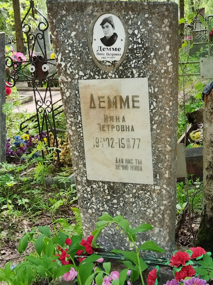 Памятник первой женщине-полярнице в Костроме Нине Демме