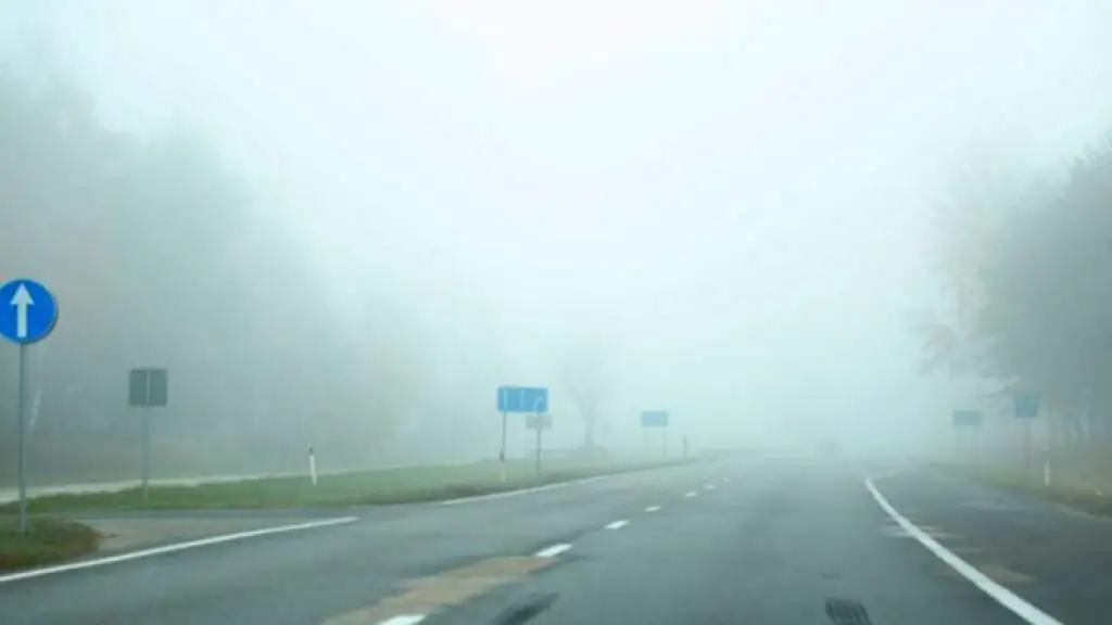 Густой туман затрудняет движение по латвийским дорогам