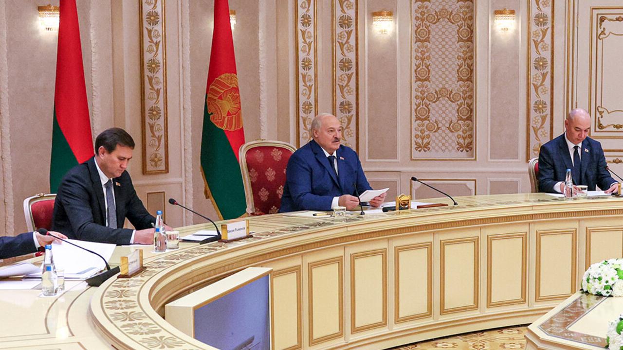 Александру Лукашенко подарили книгу про общность Беларуси и Мордовии 