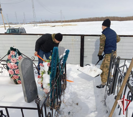 Сотрудники ОМОН «Бизон» провели уборку в местах захоронений погибших товарищей