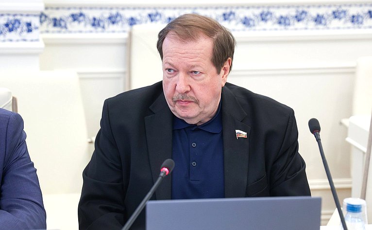 Александр Русаков