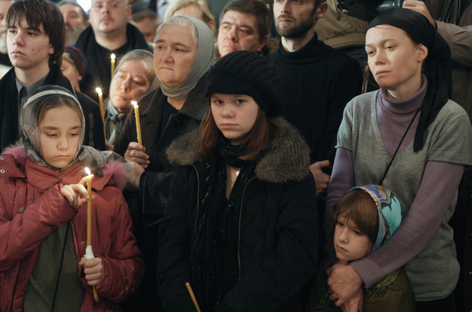 Вдова священника Даниила Сысоева Юлия Брыкина (справа) с дочерьми во время отпевания иерея Даниила