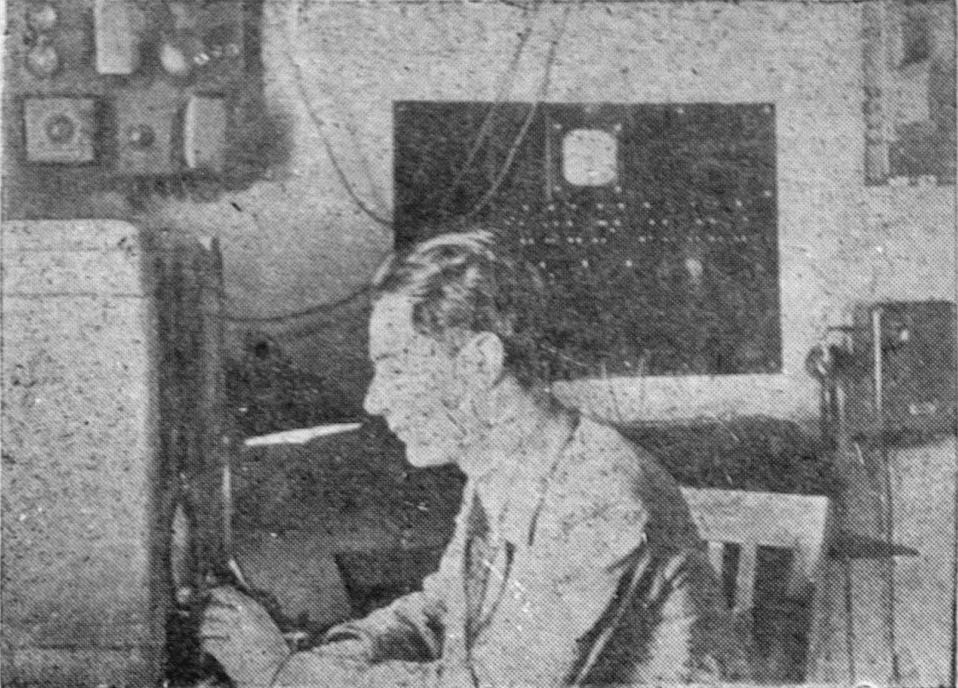 Посёлок Хатыннах. Начальник радиоузла В. Ивченко за проверкой аппаратуры. Конец апреля 1940 года