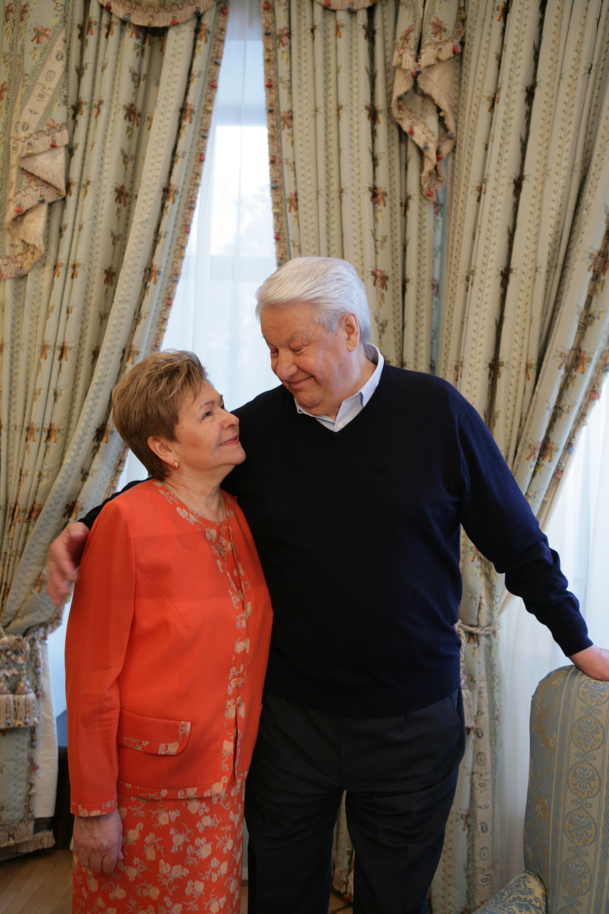 Деаочау пускают по кругу. Тюменские школьники вписка. Мать по кругу. Грубо по кругу. Грубо по кругу.