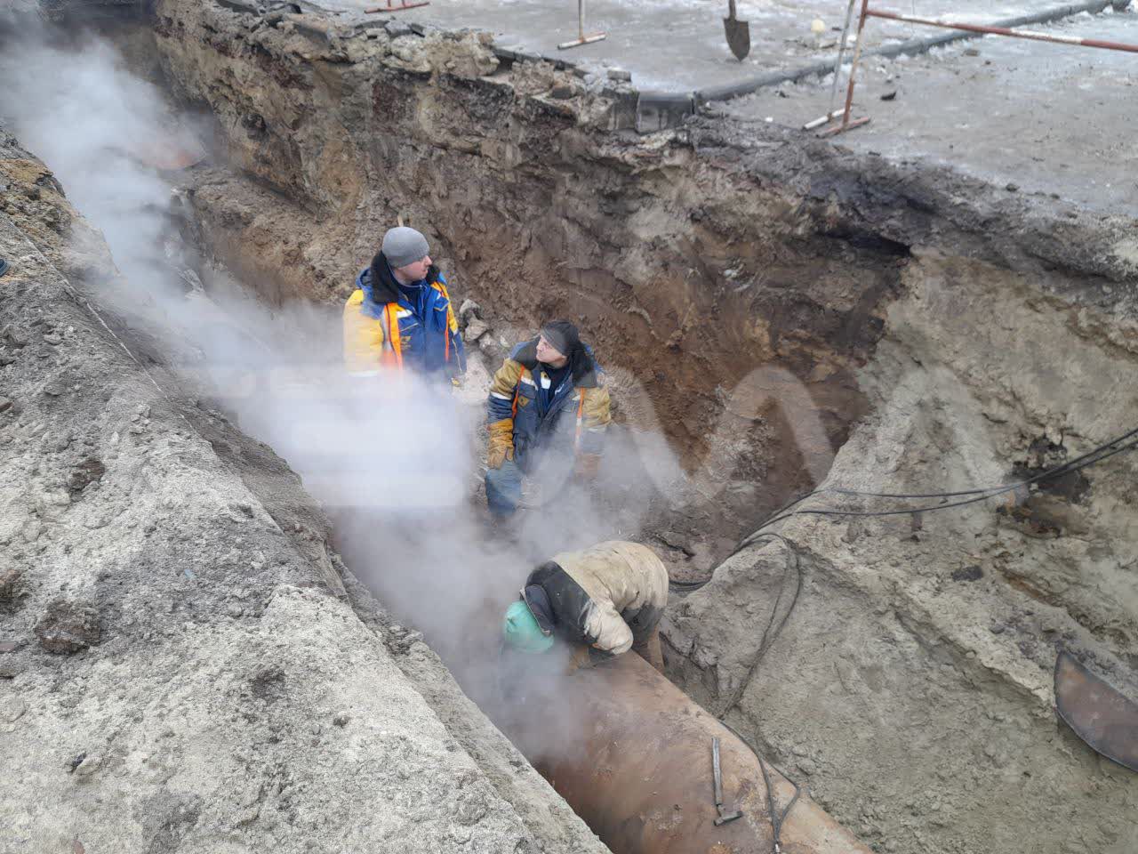 каска теплосеть ао теплосеть. стрелки на тепловых сетях. реконструкция теплотрассы. ремонт теплосетей курск фото. труба в трубе труба для теплотрассы.