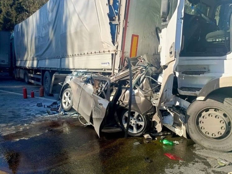 До двух возросло число погибших в массовом ДТП с грузовиками в Калужской области