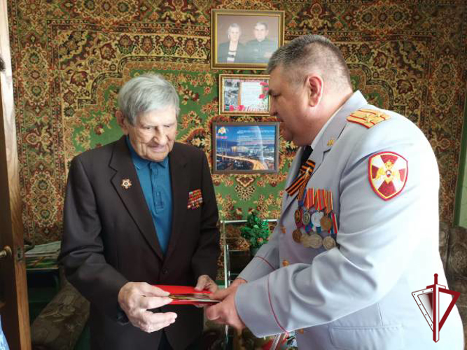 Начальник Управления Росгвардии по Приморскому краю поздравил с Днем Победы ветерана Великой Отечественной войны