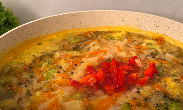 Сколько лет супе. Овощной суп в коробке. Leth супы. Курица с овощами в кастрюле. Суп куриный масляный с овощами.