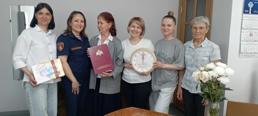 В Чувашии сотрудники Росгвардии поздравили представителей СМИ с Днем радио