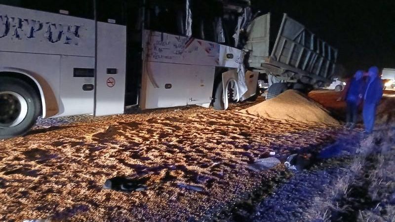 Восемь пострадавших: туристический автобус влетел в трактор в Приморье