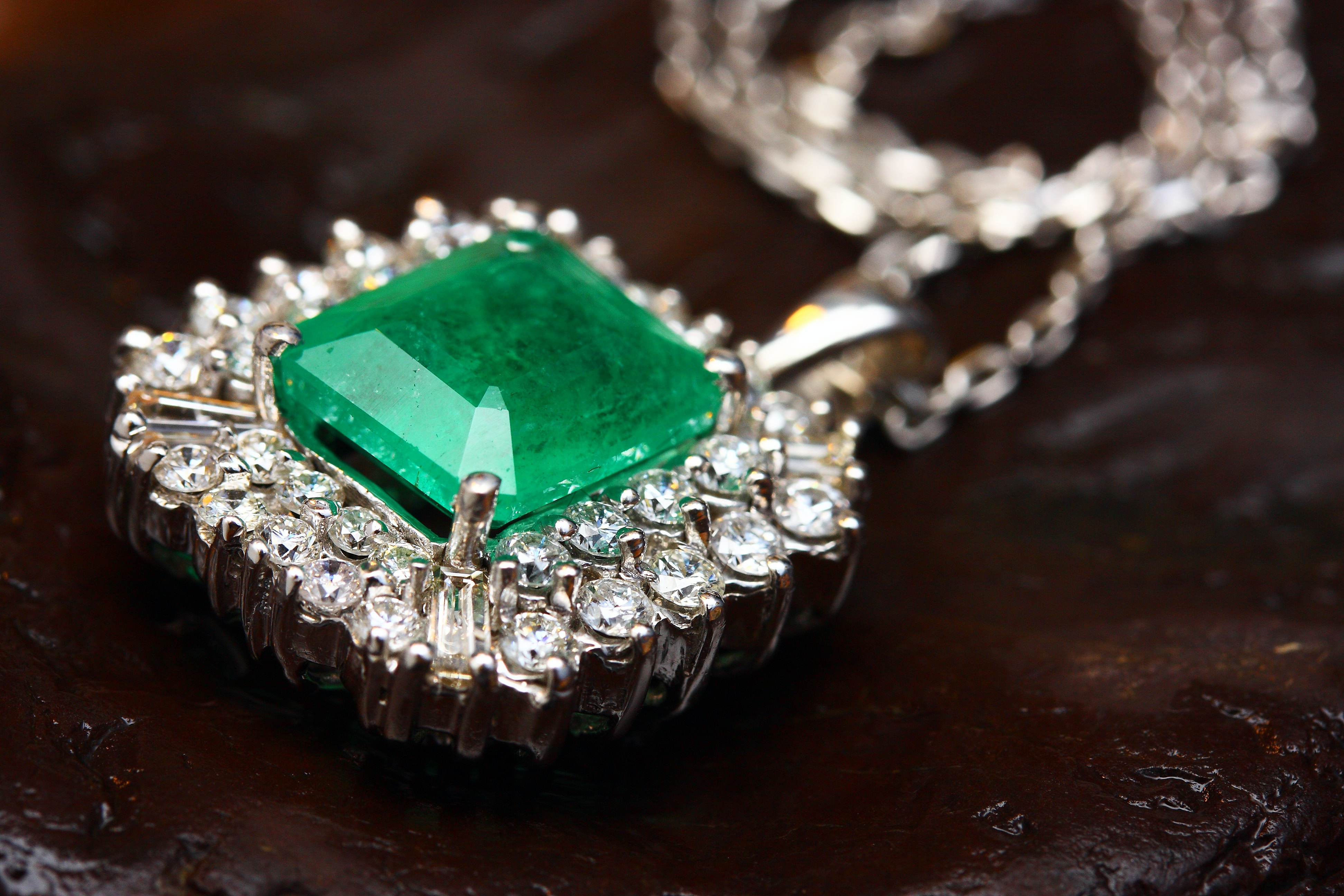 Изумруд камень фото. Emerald изумруд. Изумруд Гохран. Изумруд 1000 карат. Гигантский изумруд 136.25 карат.