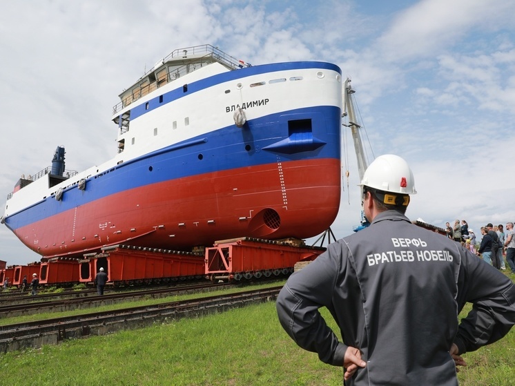 В Рыбинске судостроители спустили на воду судно-краболов