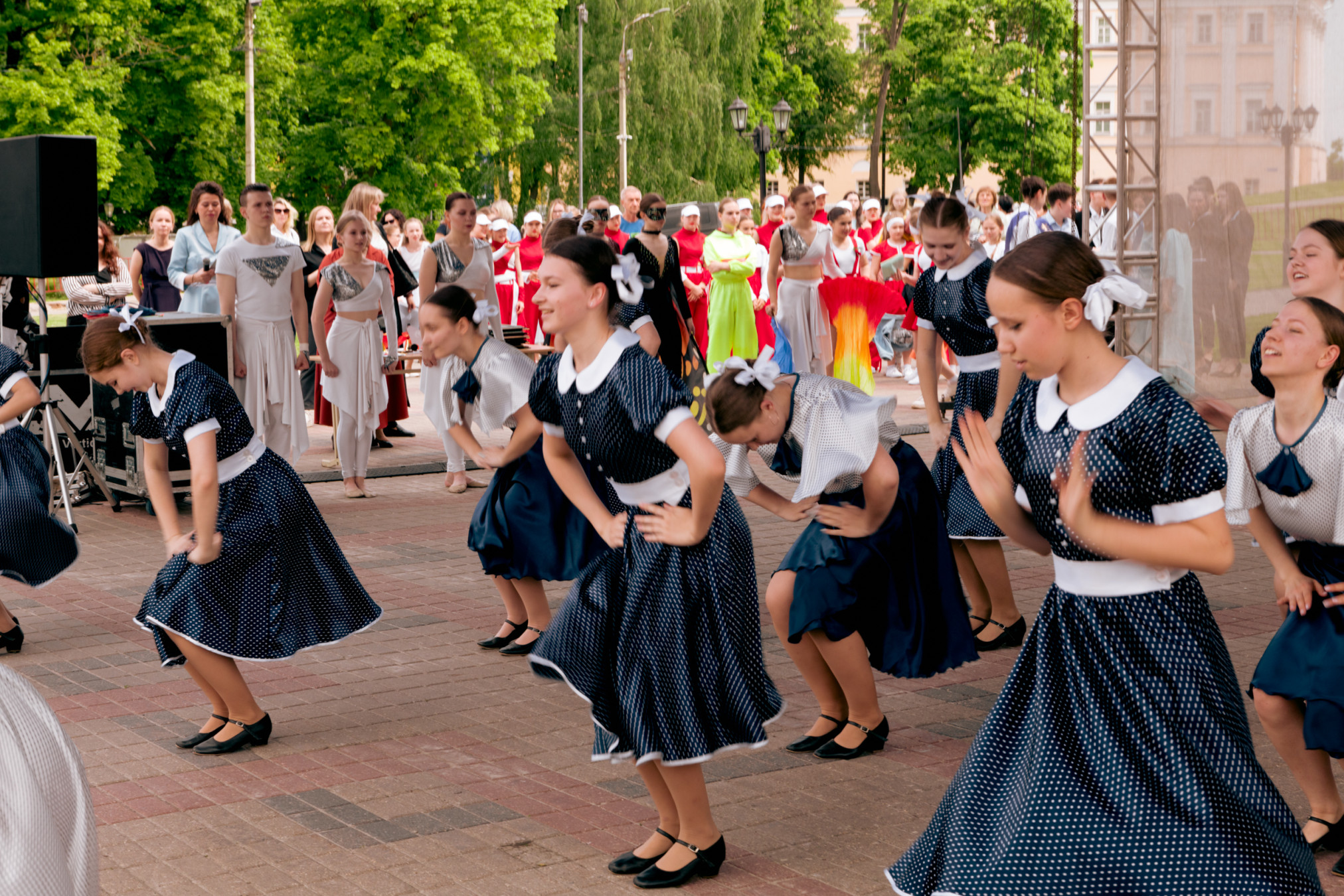 Последний школьный звонок. Последний звонок линейка. Последний звонок фото. Старшая школа последний звонок.