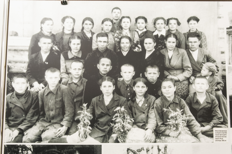 Ильгам Шакиров (слева в нижнем ряду) с одноклассниками. Фотография в музее певца Шакирова в деревне Яна-Буляк РТ