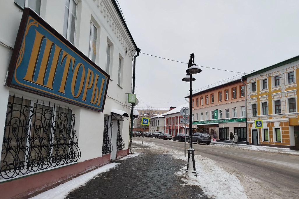 Работа сделана на «ять»: чем знамениты вывески магазинов в Рыбинске Ярославской области | Вывески, выполненные под старину, порой крупноваты, но и внимания туристов приковывают немало. / ФОТО АВТОРА