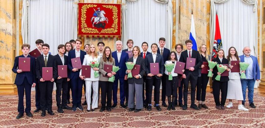 Собянин поздравил победителей международных школьных олимпиад из Москвы