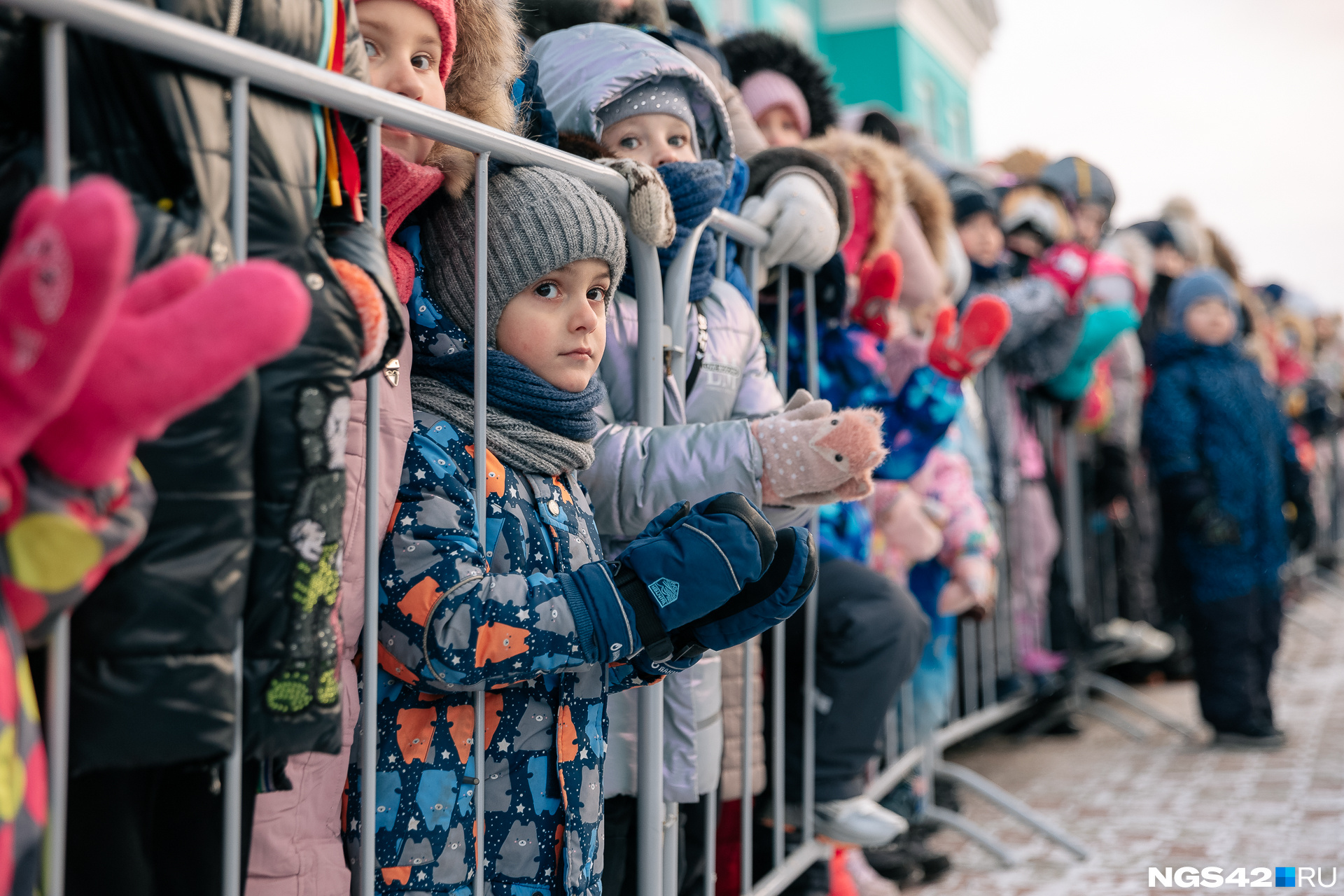 Городские жители. Много многодетных семей. Многодетные Москвы. Рождественский карнавал в Миассе.