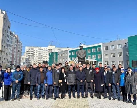 Анатолий Семёнов и Антонина Винокурова возложили цветы к памятнику Илье Винокурову