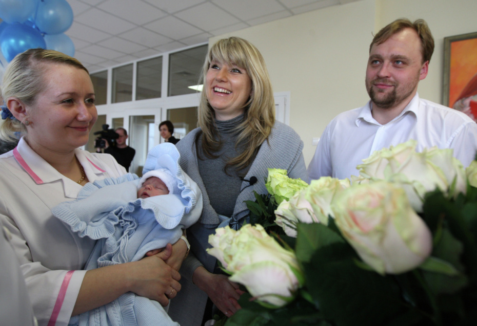 Светлана Журова с мужем Артемом Черненко и новорожденным сыном Иваном во время выписки из Центра акушерства, гинекологии и перинатологии, 2009 год