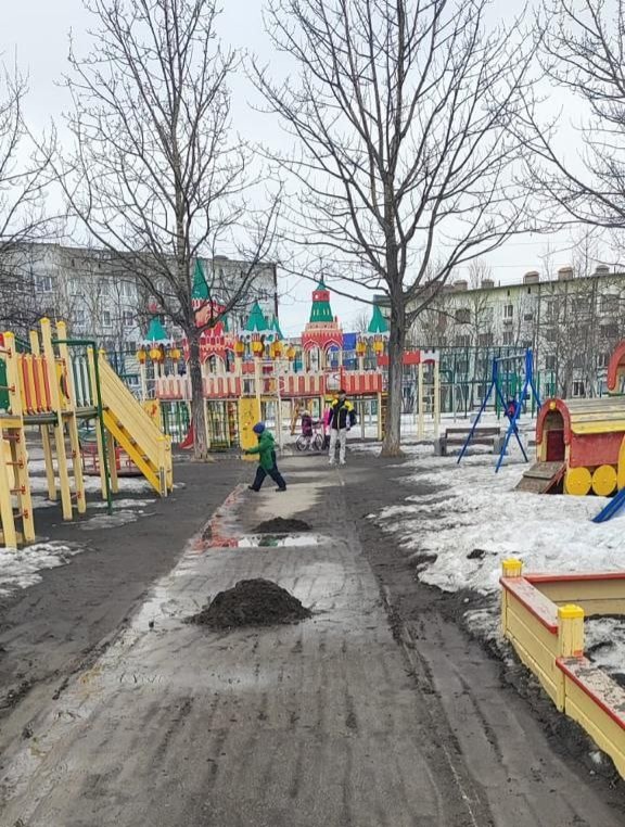Глава города Константин Брызгин: Служба благоустройства приступила к весенней уборке детских площадок от мусора и песка