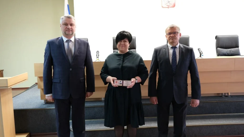 Брянским судьям вручили удостоверения и напомнили про Год семьи