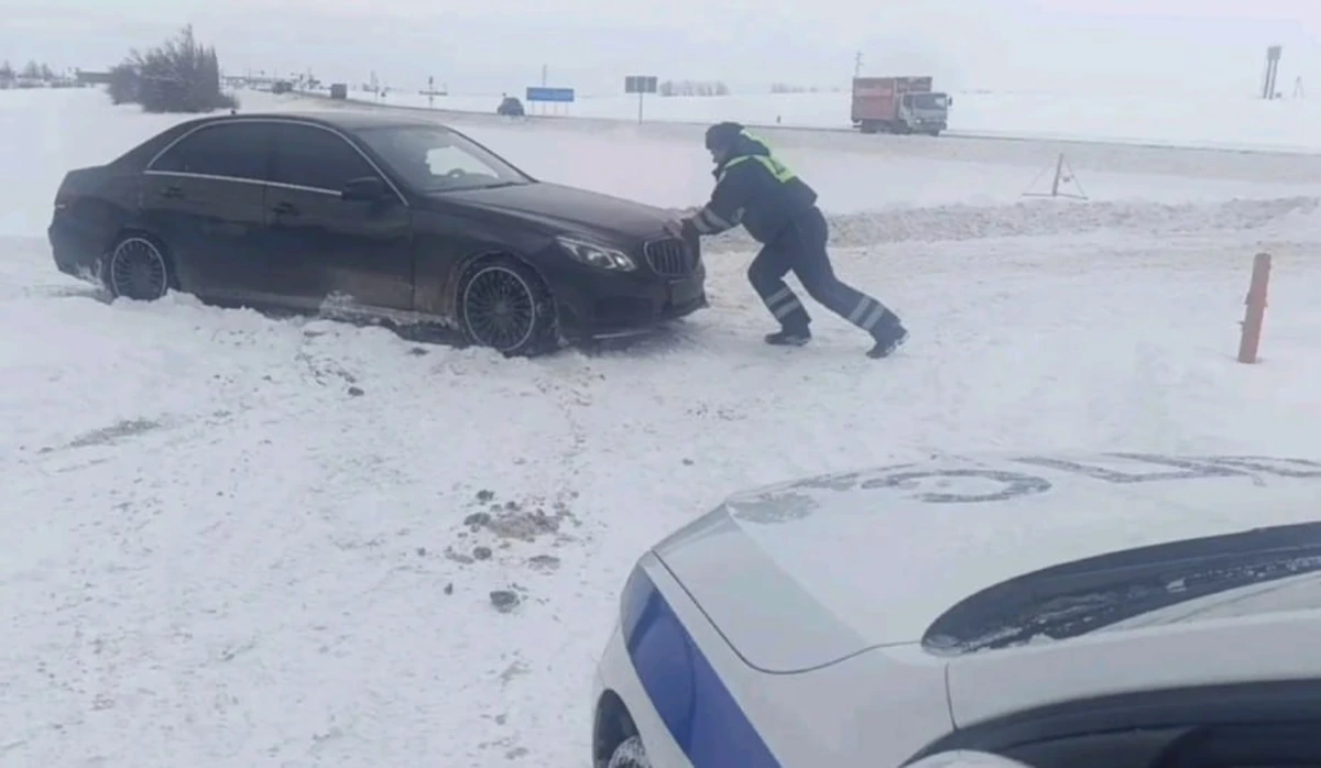 В Каневском районе полицейские помогли вытащить из снежных заносов более 10 авто