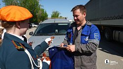 Необычный патруль поздравил челябинских водителей с Днем Победы