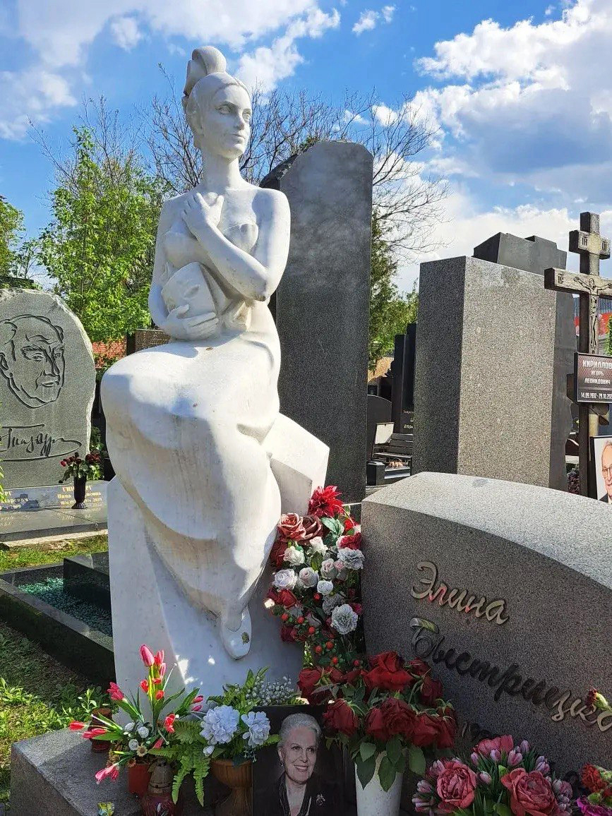 Место захоронения Элины Быстрицкой на Новодевичьем кладбище в Москве