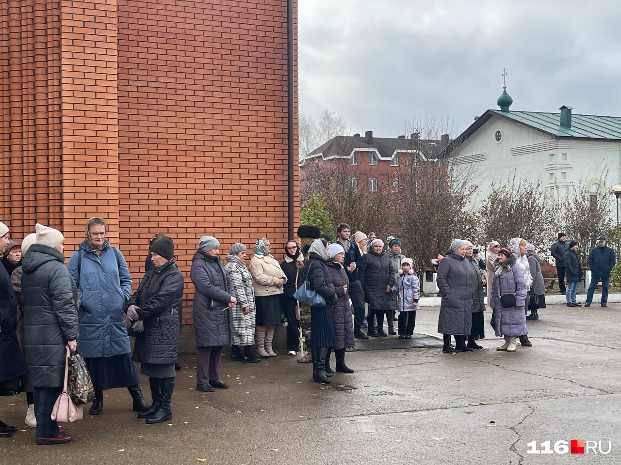С каждой минутой народу становилось всё больше и больше