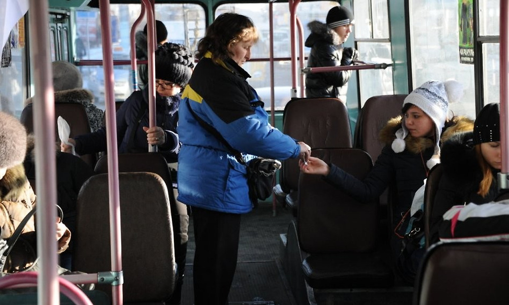 Натура за проезд. Троллейбус кондуктор Братск. Пассажиры троллейбуса. Люди в троллейбусе. Люди в автобусе.