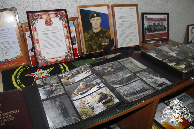 Память офицера СОБР погибшего при исполнении служебного долга почтили росгвардейцы в Тюмени