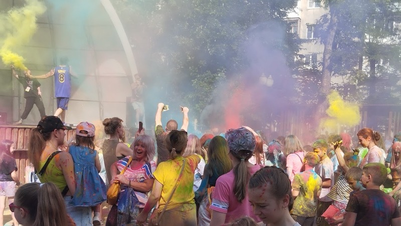 Сиреневый туман, батлы и дискотека: как прошёл фестиваль красок Холи в Минводах