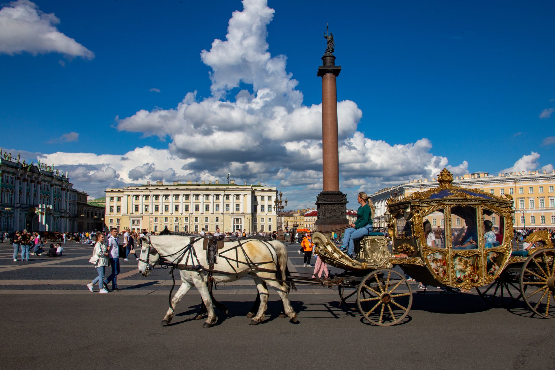Сказочная дворцовая площадь. Дворцовая площадь зимний дворец в петербурге кареты. Санкт-петербург зимний дворец карета. Дворцовая площадь карета. Дворцовая площадь кони.