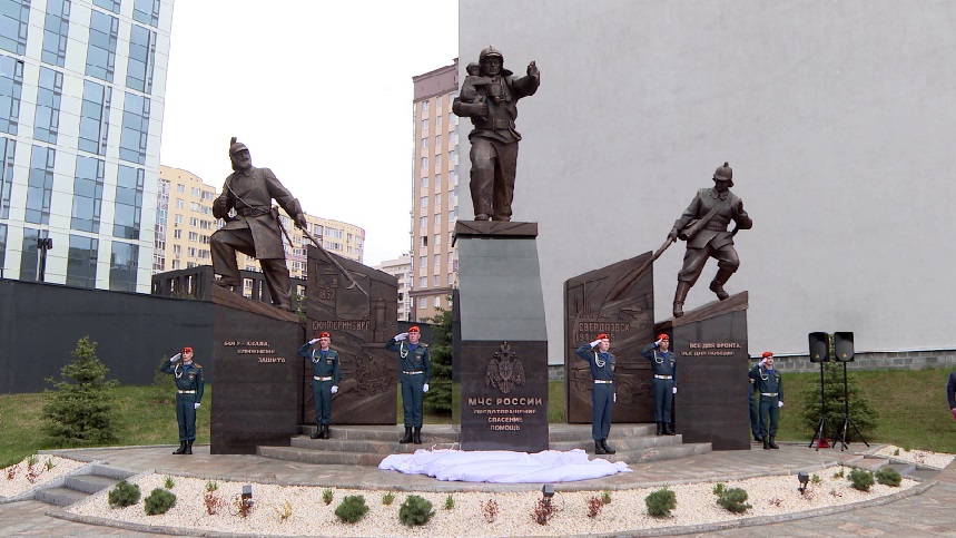 В Екатеринбурге установили бронзовый триптих рядом с главным Управлением МЧС России по Свердловской области