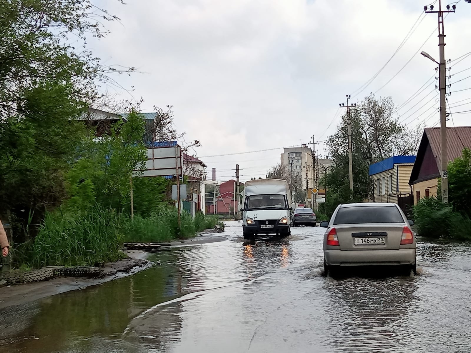 Наводнение в городе. Потоп в городе. Половодье в городе. Затопило улицу.