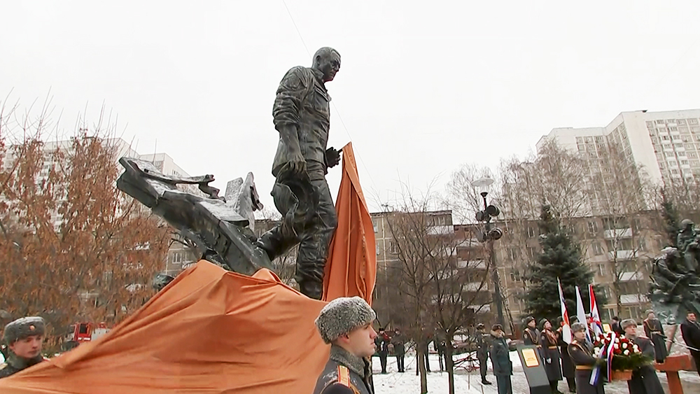 Где открыли памятник сегодня в ленинградской. Памятник Евгению Зиничеву. Памятник Зиничеву в Москве. Открыли памятник. Памятник МЧС В Москве.