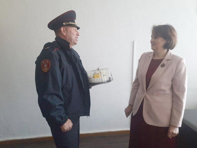 Сотрудники вневедомственной охраны поздравили учителей с профессиональным праздником