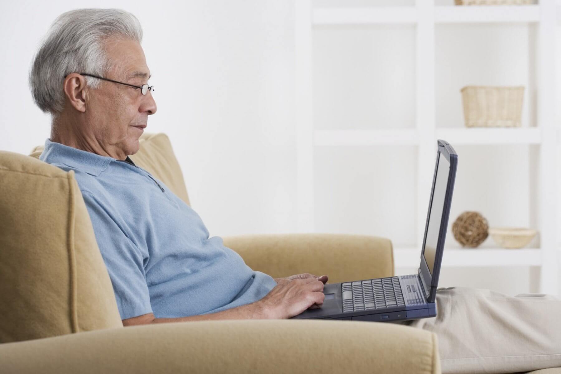Работа для пенсионеров сегодня. Пожилые люди и компьютер. Пенсионер за компьютером. Пенсионеры и компьютер. Пожилые люди за компом.