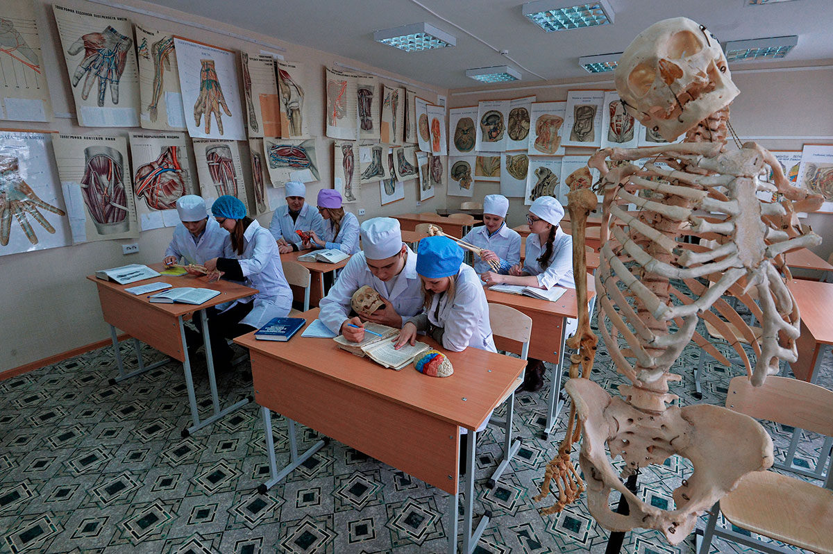 Студенты на занятии кафедры анатомии